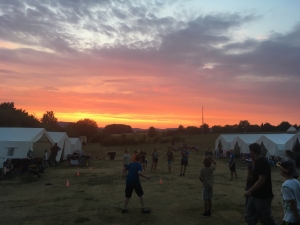 Völkerballspiel bei Sonnenuntergang_hohe Auflösung.JPG